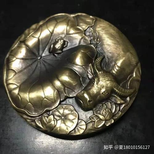它是由高级工艺美术师廖博设计雕刻,廖博是泰山币设计师.